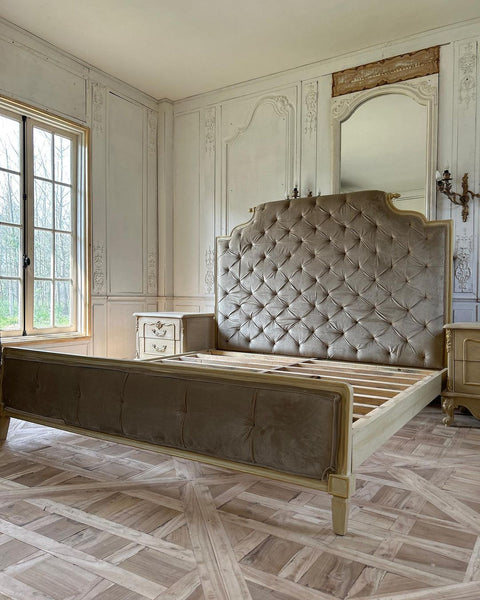The upholstered Louis XVI bed
