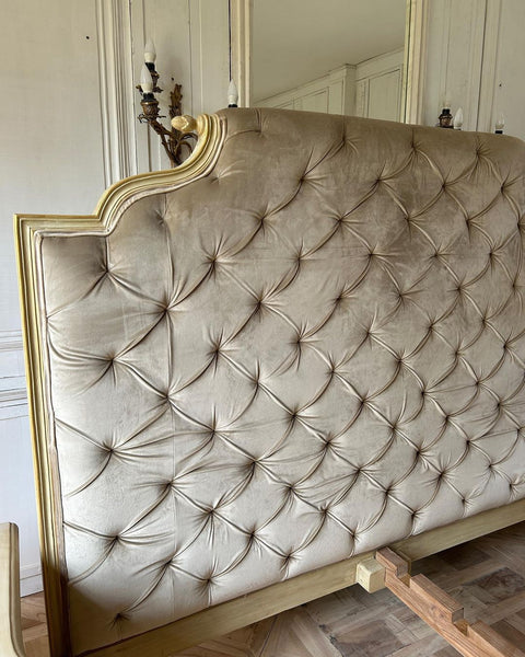 The upholstered Louis XVI bed