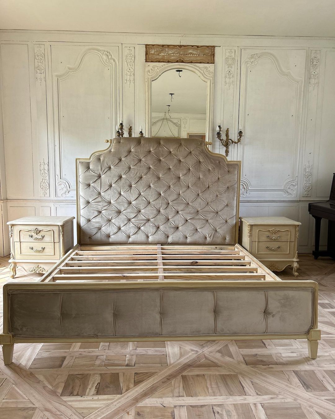 The upholstered Louis XVI bed