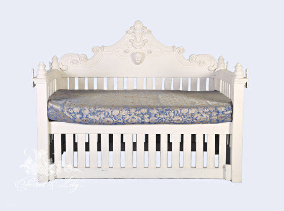 The children's cot of Mughal inspirations