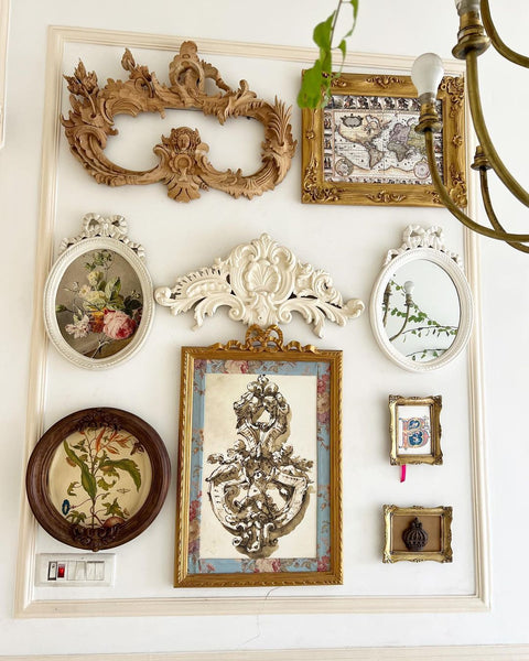 Frame inspired by delicate riband & rare oval silhouette