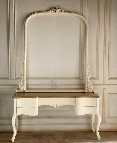 Sleek Louis XVI frame