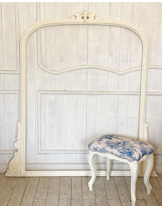 Sleek Louis XVI frame