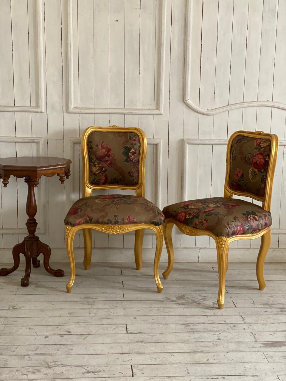 Pair of Elegant Louis XV fauteuil/ chair with intense cartouche – Parrot &  Lily