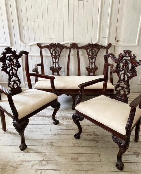 Chair with riband inspired by Chippendale
