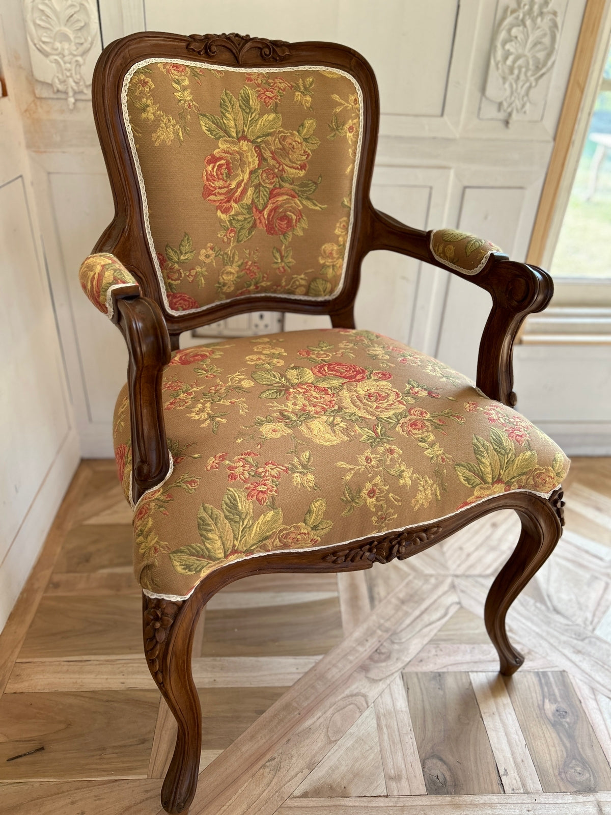 Louis XV Armchairs With Rococo Details – Parrot Lily