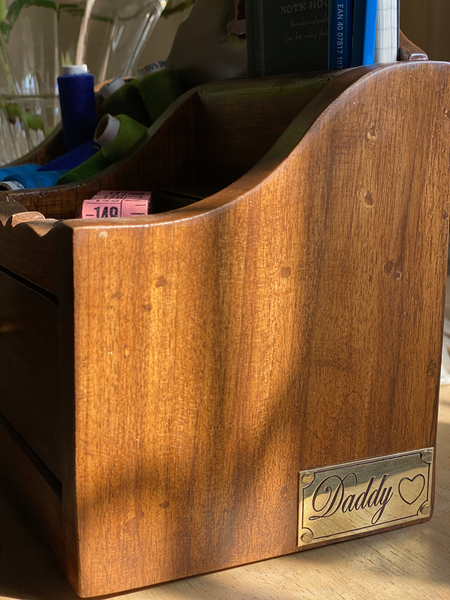 Diminutive organiser with sartorial motif