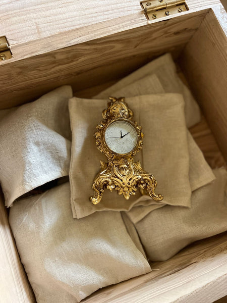 Miniature mantleclock of rococo quintessence