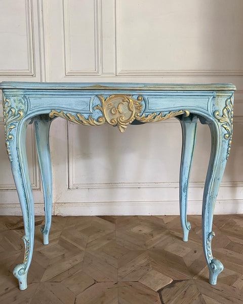 Endearing desk with cherubs details