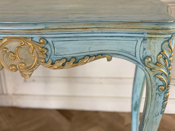 Endearing desk with cherubs details