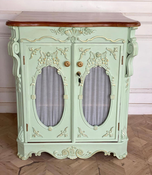 Meuble d'appui / petite cabinet with exuberant details