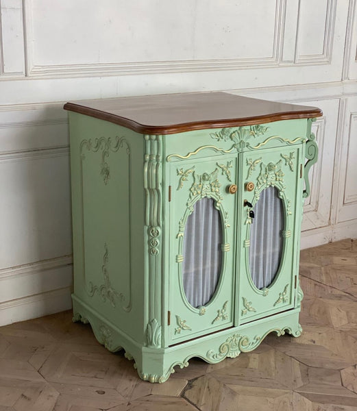 Meuble d'appui / petite cabinet with exuberant details