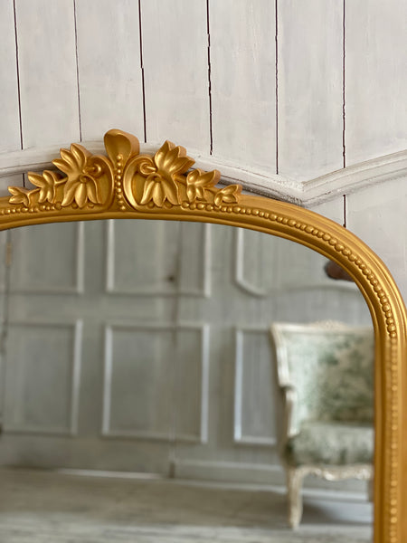 Sleek Louis XVI frame
