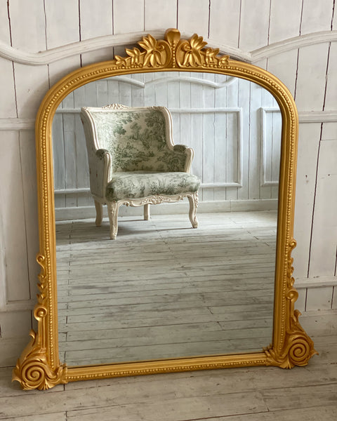 Sleek Louis XVI frame