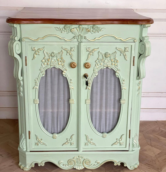 Meuble d'appui / petite cabinet with exuberant details