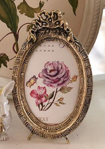 The Oval Frame with Exuberant Riband